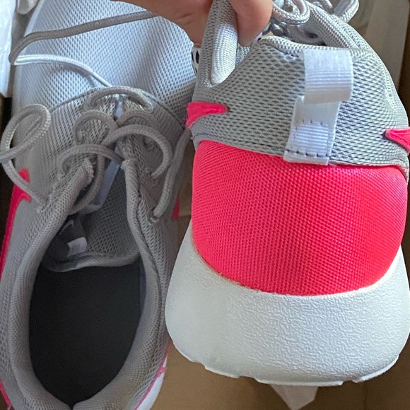 Nike Roshe Shoes - Picture 2 of 6